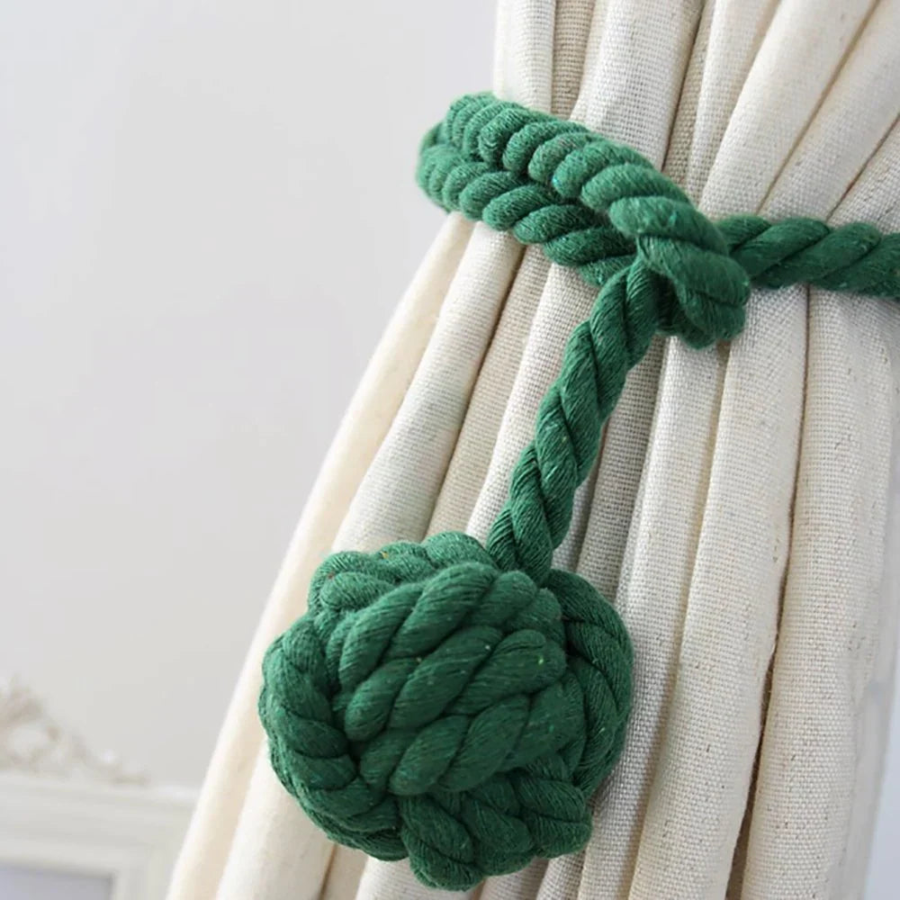 Macramé embrasses