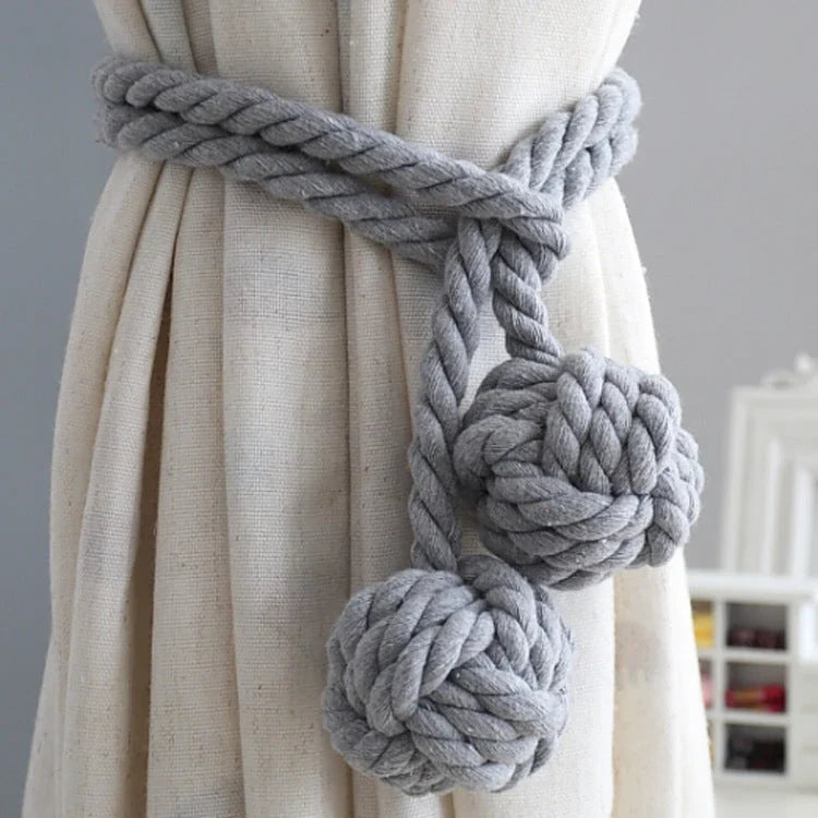 Macramé embrasses