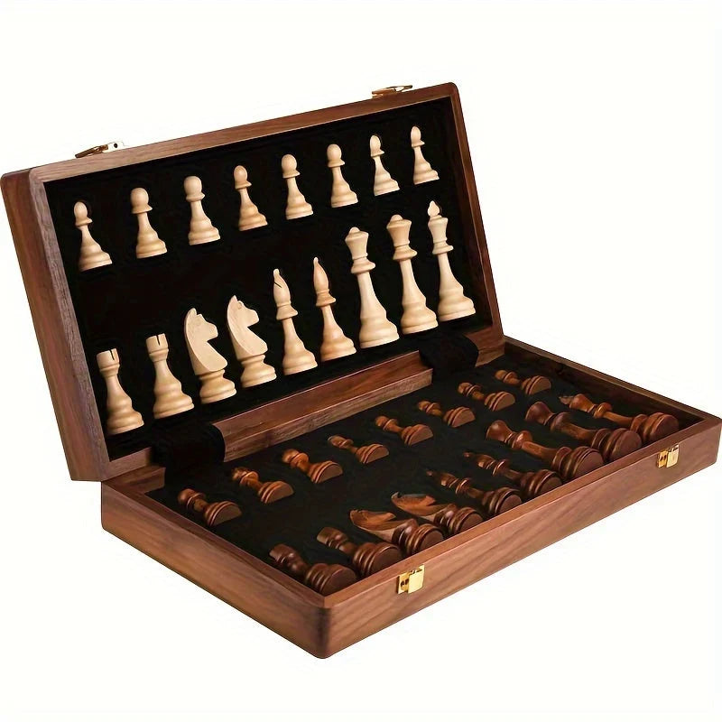 Houten schaakbord met stukken