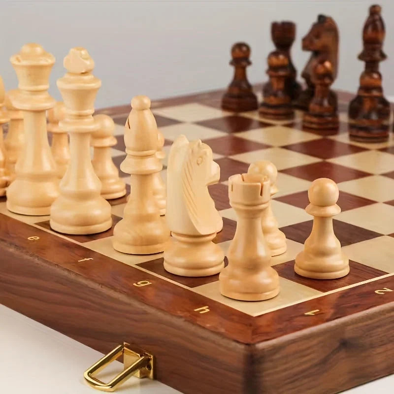 Houten schaakbord met stukken
